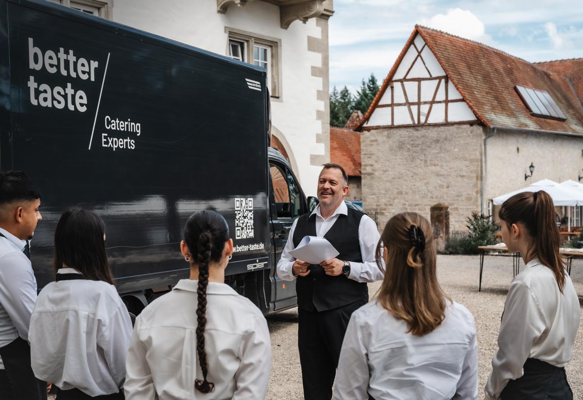 better taste Catering Experts Teambild im Schloss Neuhaus