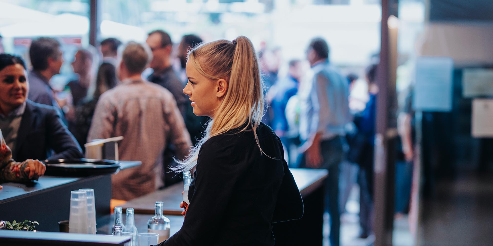 Catering Bar Servicemitarbeiterin serviert Getränke