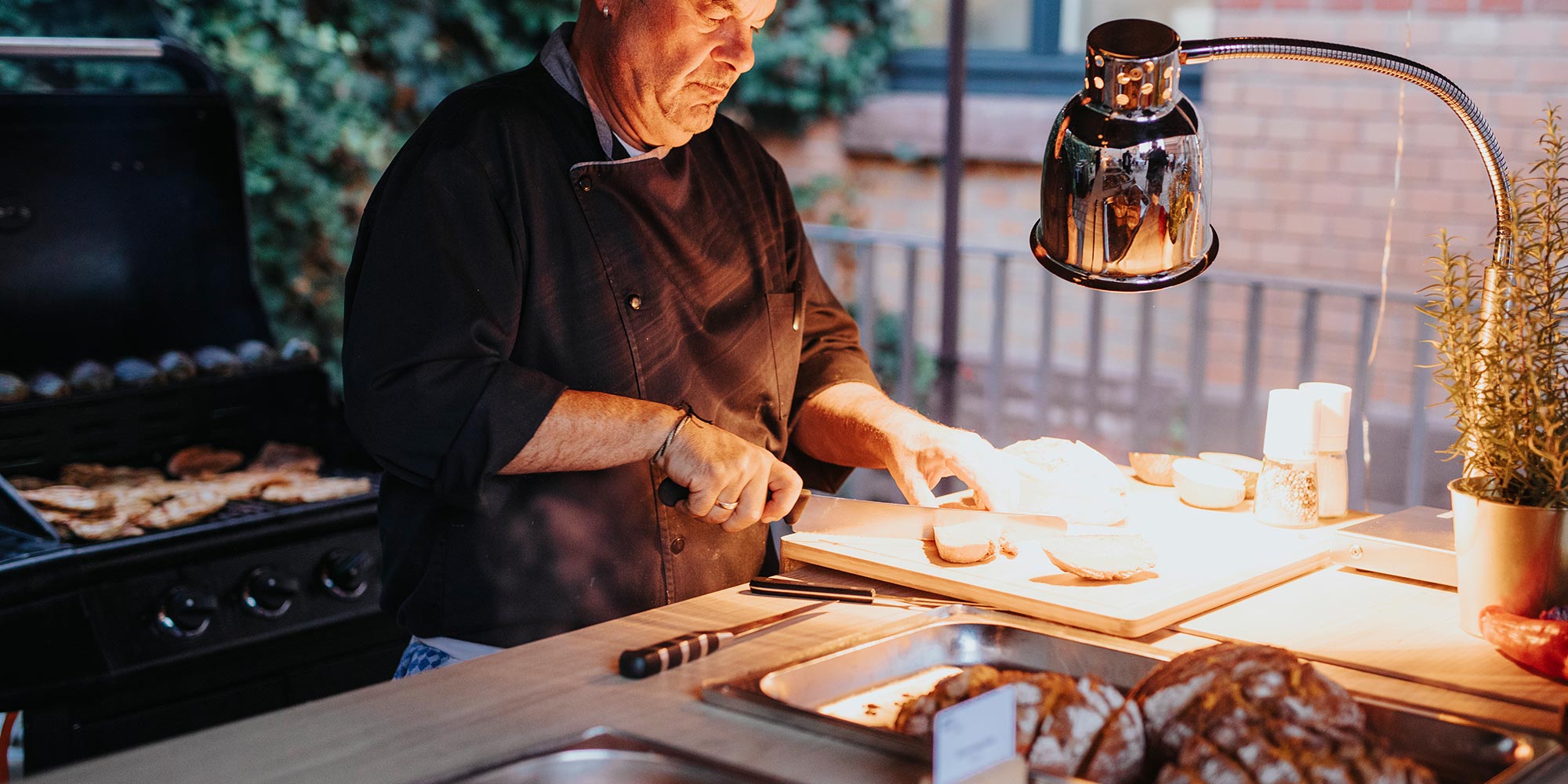 Catering - Koch schneidet gegrilltes Fleisch auf