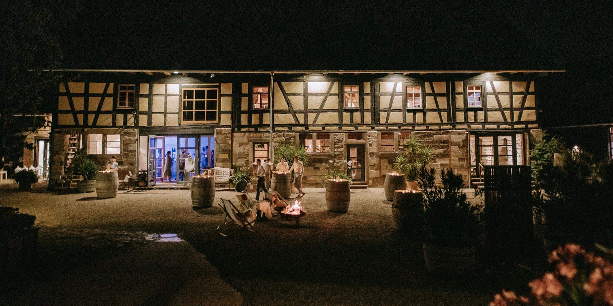 Event-Location Steinbachhof Außenansicht bei Nacht