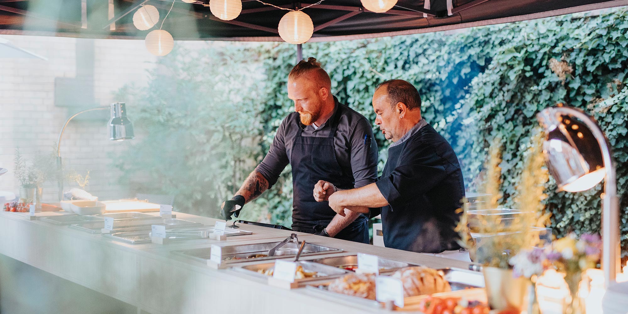 Catering - zwei Köche am Büffet warten auf Gäste