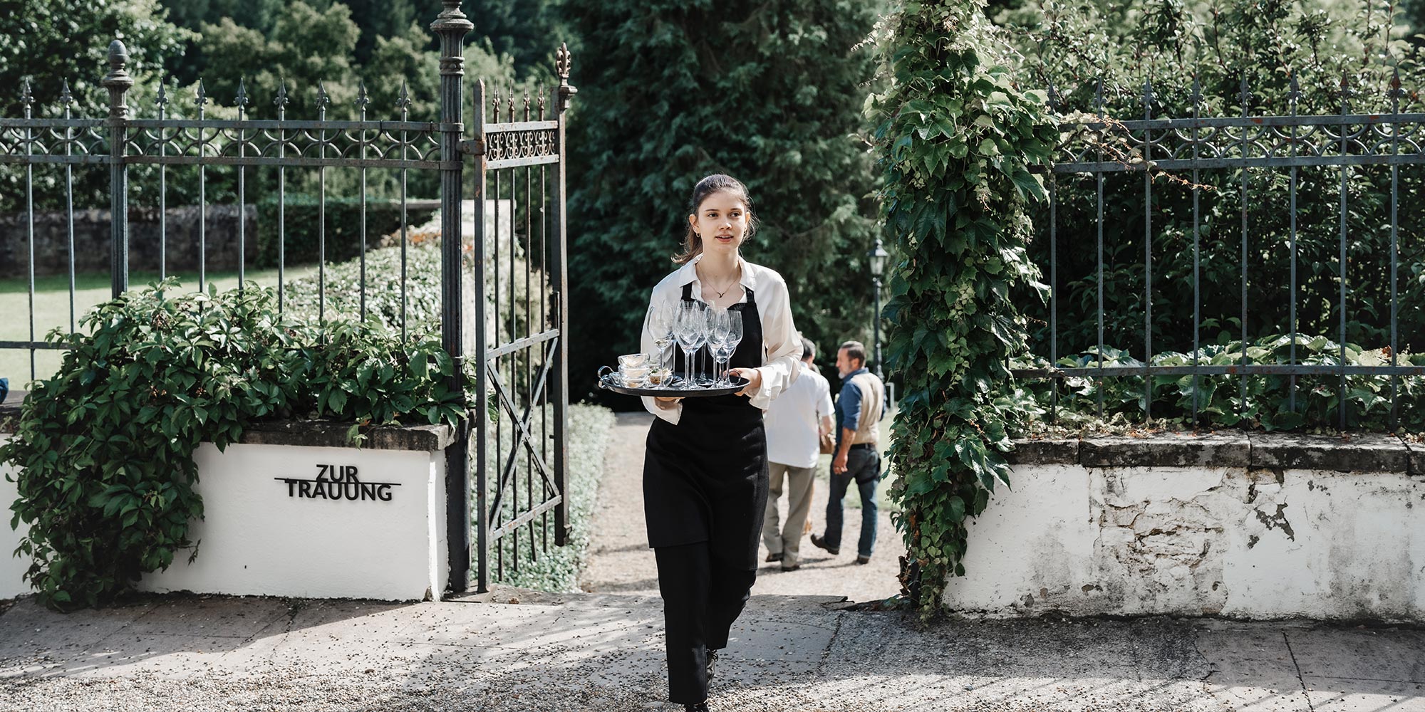 Catering-Servicemitarbeiterin bei einer Hochzeit im Schloss Neuhaus