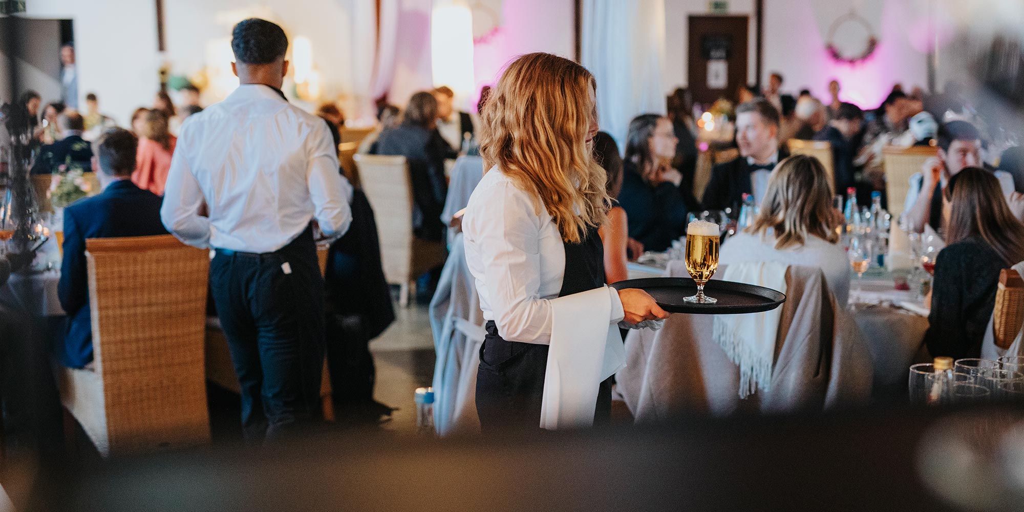 Catering-Servicemitarbeitende bei einer Hochzeit