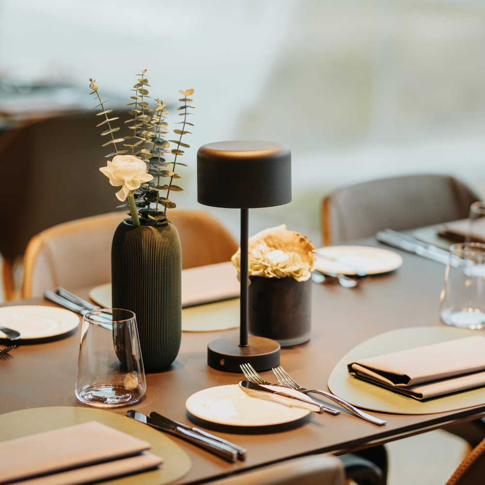 Porsche Experience Center Hockenheimring, Restaurant, Fokus auf Tisch