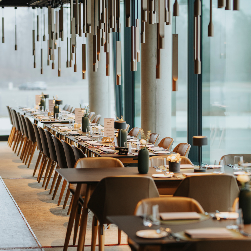 Porsche Experience Center Hockenheimring, Restaurant, Fokus auf Tisch