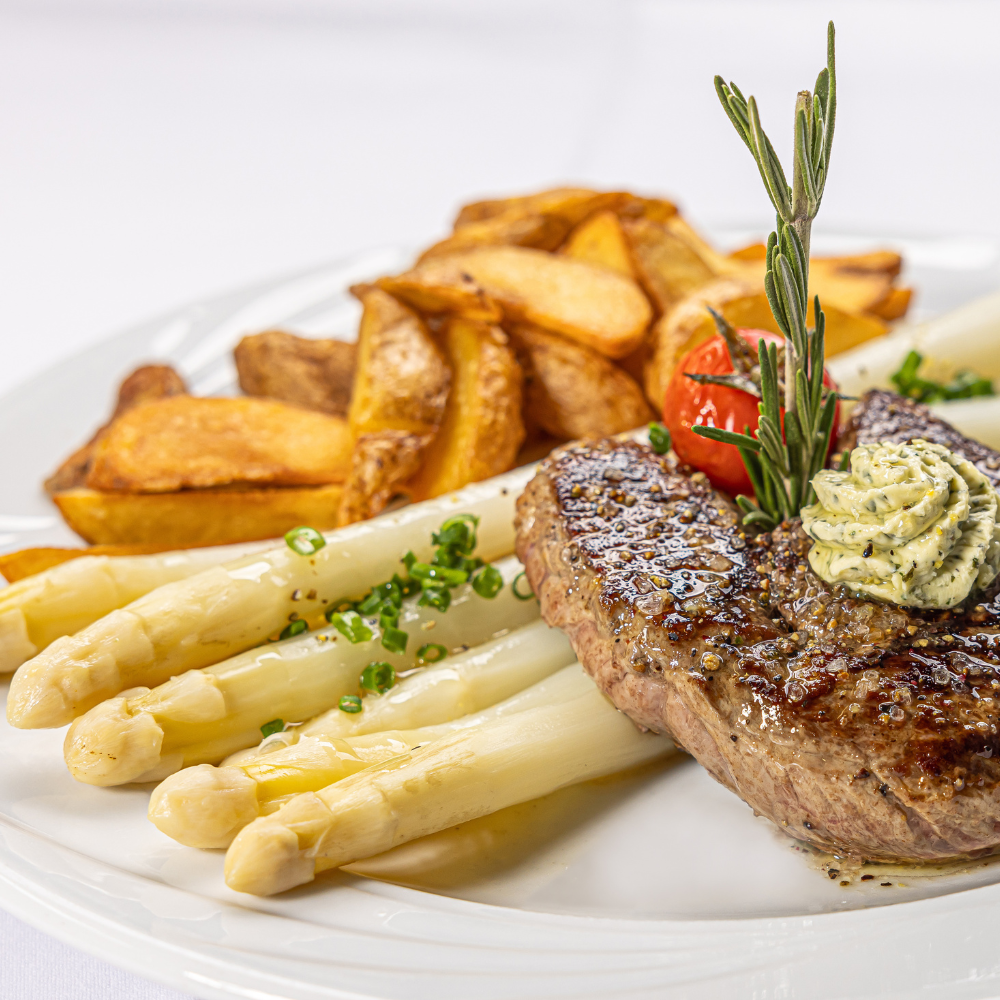 Frischer Spargel mit Kalbshüftsteak und Kartoffeln