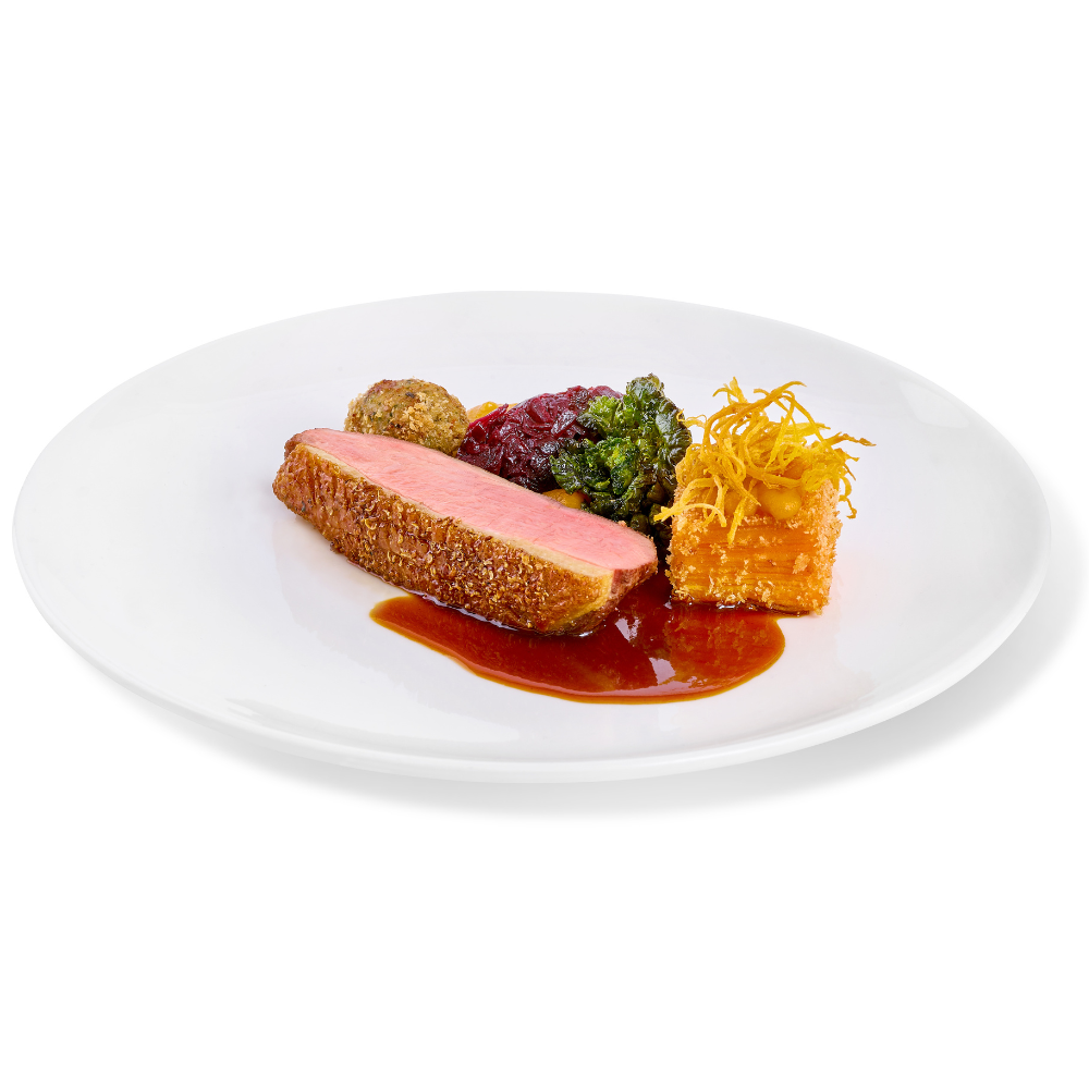 Brust und Praline von der Bauernente | Gebackene Süßkartoffelschnitte | Gewürzrotkohl | Flower Sprouts